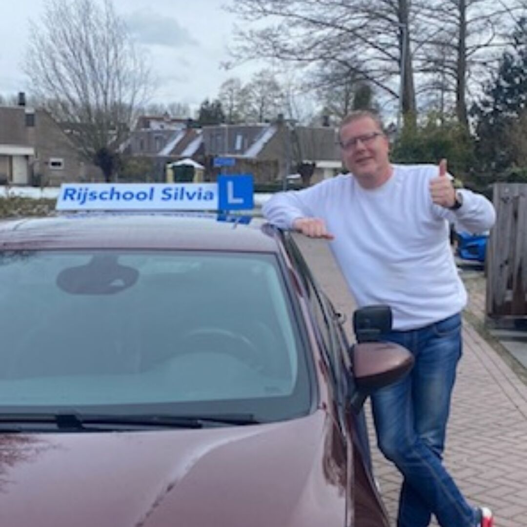 Leerling bij de lesauto van Rijschool Silvia
