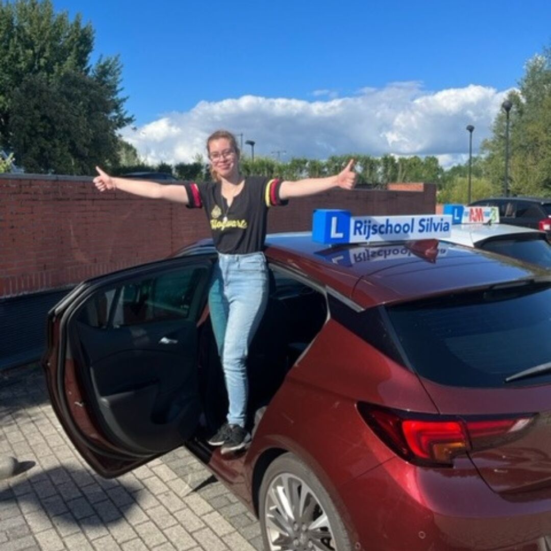 Geslaagde leerling op de lesauto van Rijschool Silvia