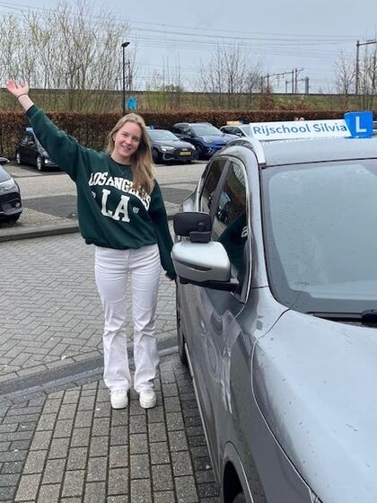 Jasmijn is geslaagd voor het rijbewijs