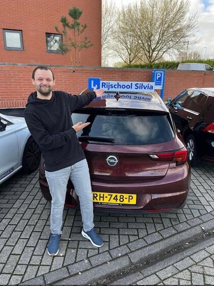 Rodrigo is geslaagd voor het rijbewijs