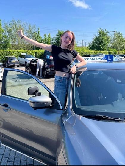 Tess is geslaagd voor het rijbewijs