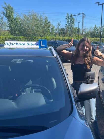 Yentl is geslaagd voor het rijbewijs