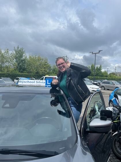 Demi is geslaagd voor het rijbewijs