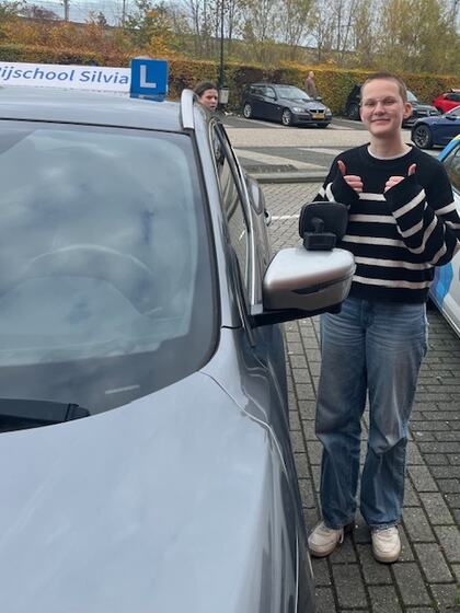 Charlotte is geslaagd voor het rijbewijs