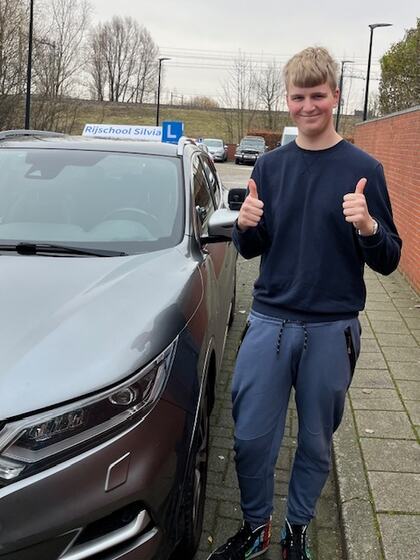 Felix is geslaagd voor het rijbewijs