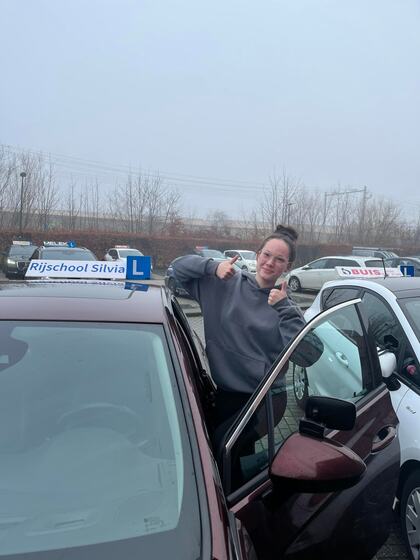 Tifanya is geslaagd voor het rijbewijs