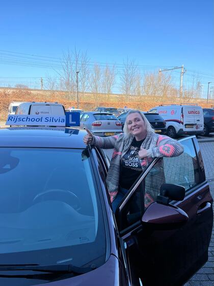 Denise is geslaagd voor het rijbewijs