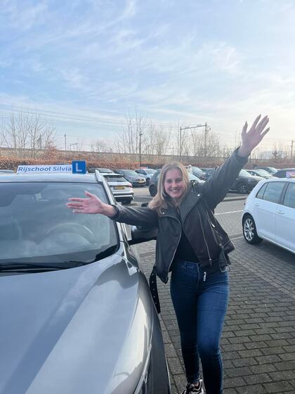 Daphne is geslaagd voor het rijbewijs