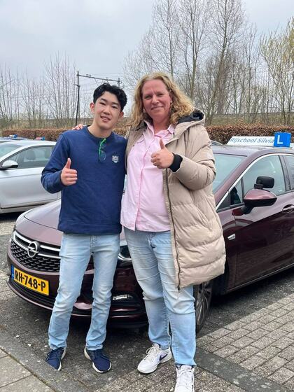 Pengyu is geslaagd voor het rijbewijs