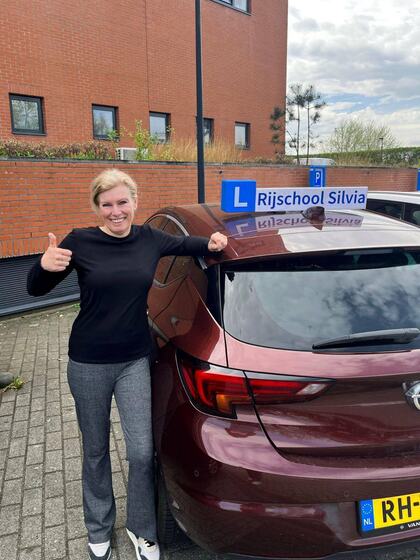 Silvia is geslaagd voor het rijbewijs