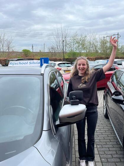Lisa is geslaagd voor het rijbewijs
