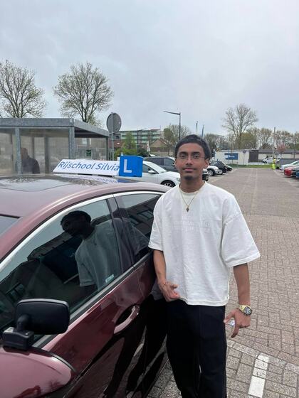 Bibek is geslaagd voor het rijbewijs