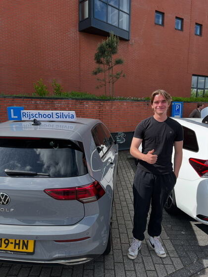 Sam is geslaagd voor het rijbewijs