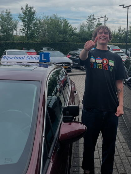 Bram is geslaagd voor het rijbewijs