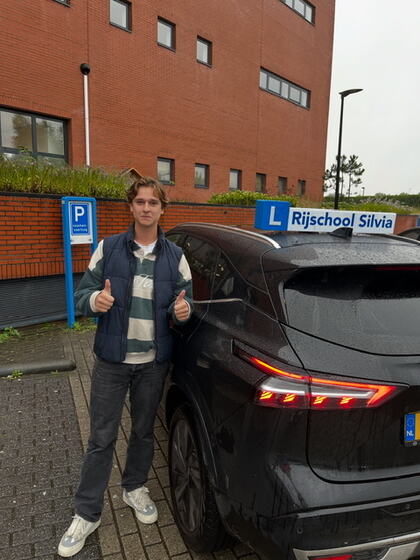 Alex is geslaagd voor het rijbewijs