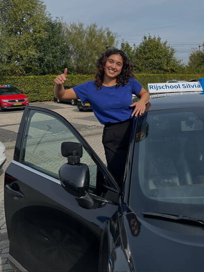 Sarah is geslaagd voor het rijbewijs