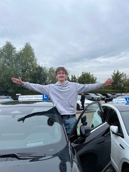 Boris is geslaagd voor het rijbewijs