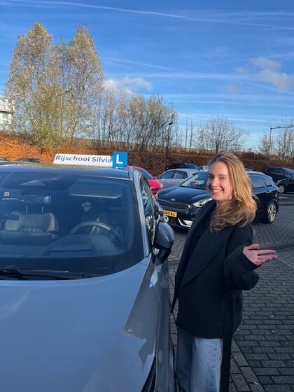 Anna is geslaagd voor het rijbewijs