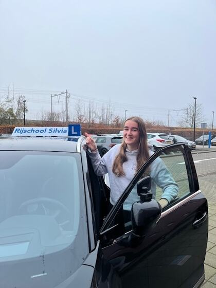 Nina is geslaagd voor het rijbewijs