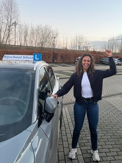 Sasha is geslaagd voor het rijbewijs
