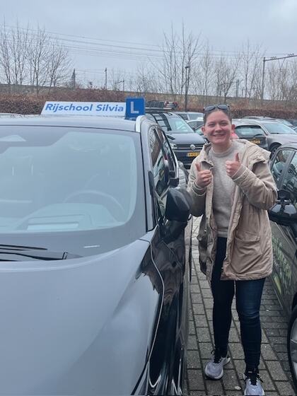 Nora is geslaagd voor het rijbewijs