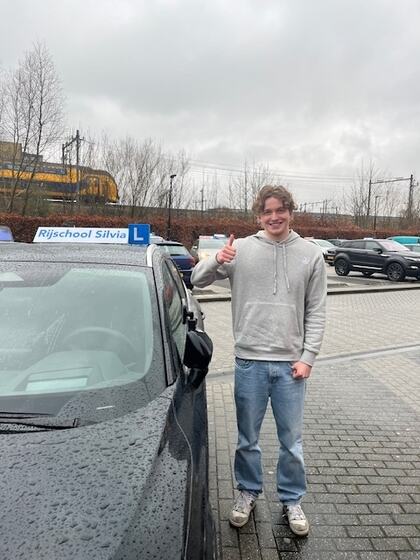 Benjamin is geslaagd voor het rijbewijs