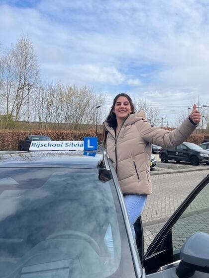 Kelly is geslaagd voor het rijbewijs
