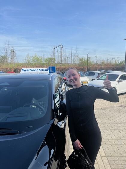 Denise is geslaagd voor het rijbewijs
