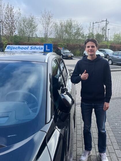 Thijs is geslaagd voor het rijbewijs