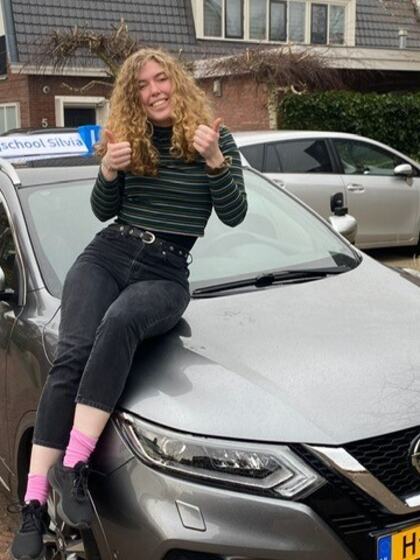 Djuna is geslaagd voor het rijbewijs
