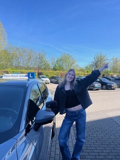 Siana is geslaagd voor het rijbewijs