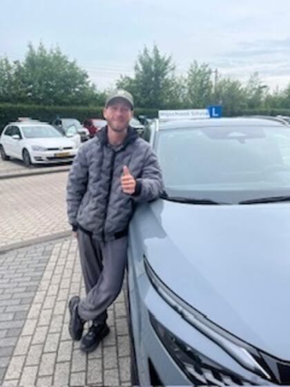 Damian is geslaagd voor het rijbewijs