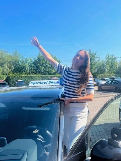 Sienna is geslaagd voor het rijbewijs