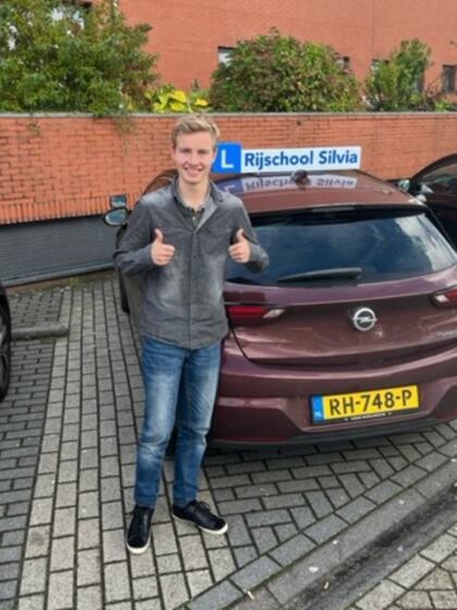 Dani is geslaagd voor het rijbewijs