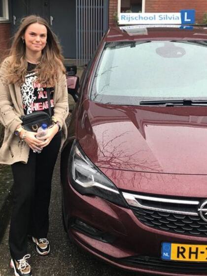 Demi is geslaagd voor het rijbewijs