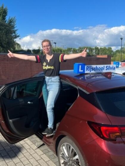 Rebecca is geslaagd voor het rijbewijs