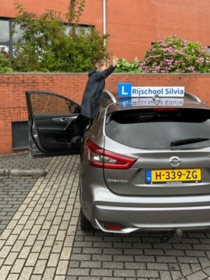 Diana is geslaagd voor het rijbewijs