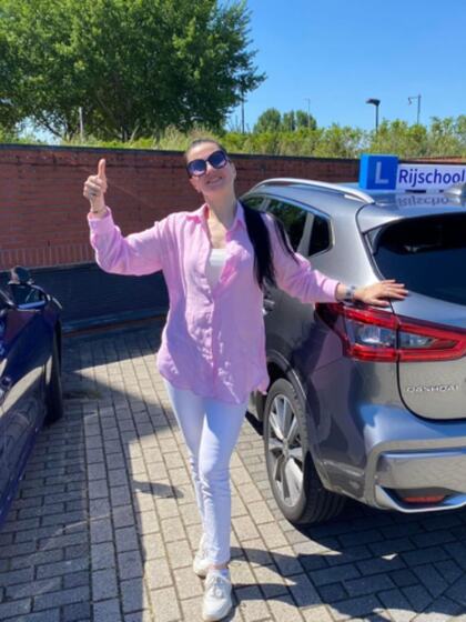 Nadia is geslaagd voor het rijbewijs
