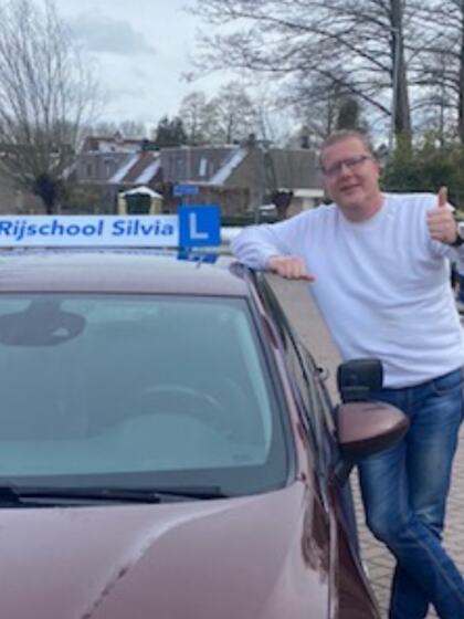 Michel is geslaagd voor het rijbewijs