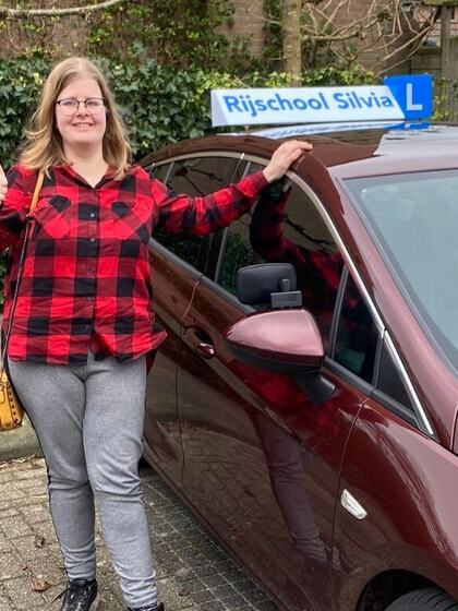 Melissa is geslaagd voor het rijbewijs