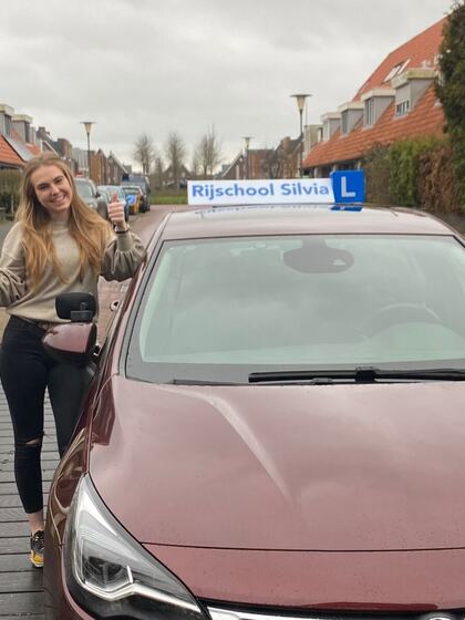 Zoë is geslaagd voor het rijbewijs