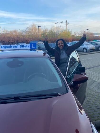 Semhar is geslaagd voor het rijbewijs