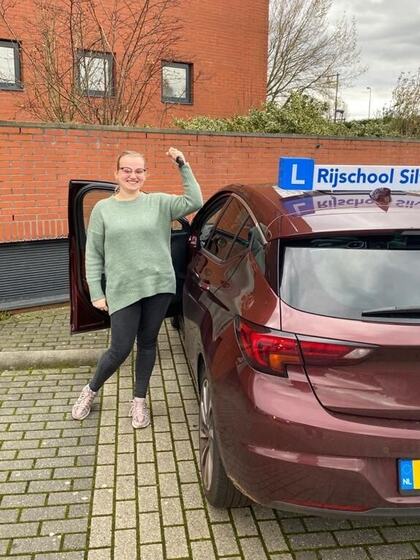 Macy is geslaagd voor het rijbewijs
