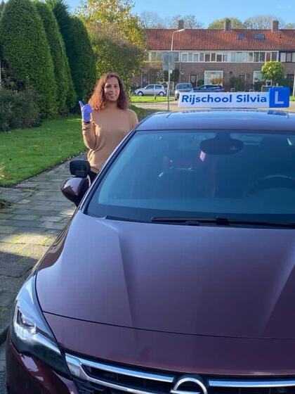 Sherida is geslaagd voor het rijbewijs