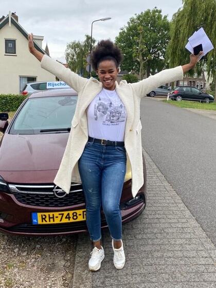 Bukky is geslaagd voor het rijbewijs