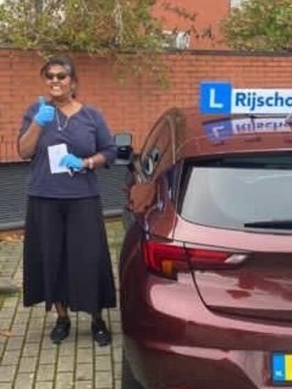 Achala is geslaagd voor het rijbewijs