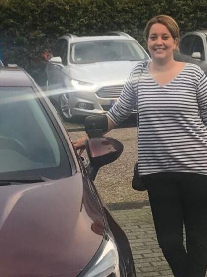 Naoual is geslaagd voor het rijbewijs