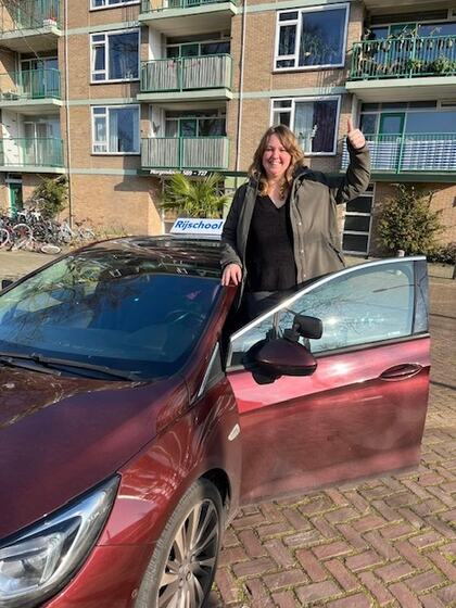 Sarah is geslaagd voor het rijbewijs