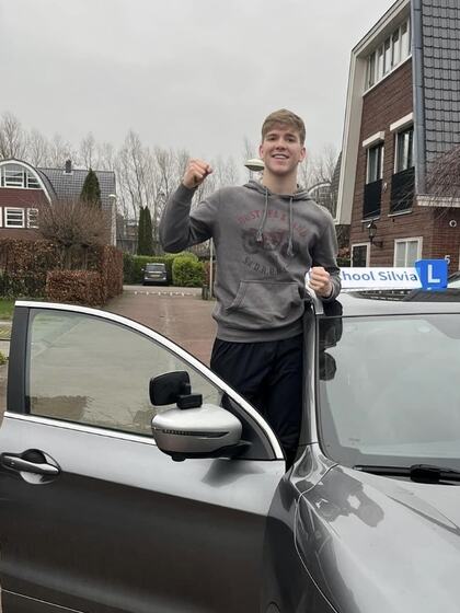 Kay is geslaagd voor het rijbewijs