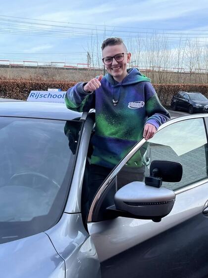 Anouska is geslaagd voor het rijbewijs